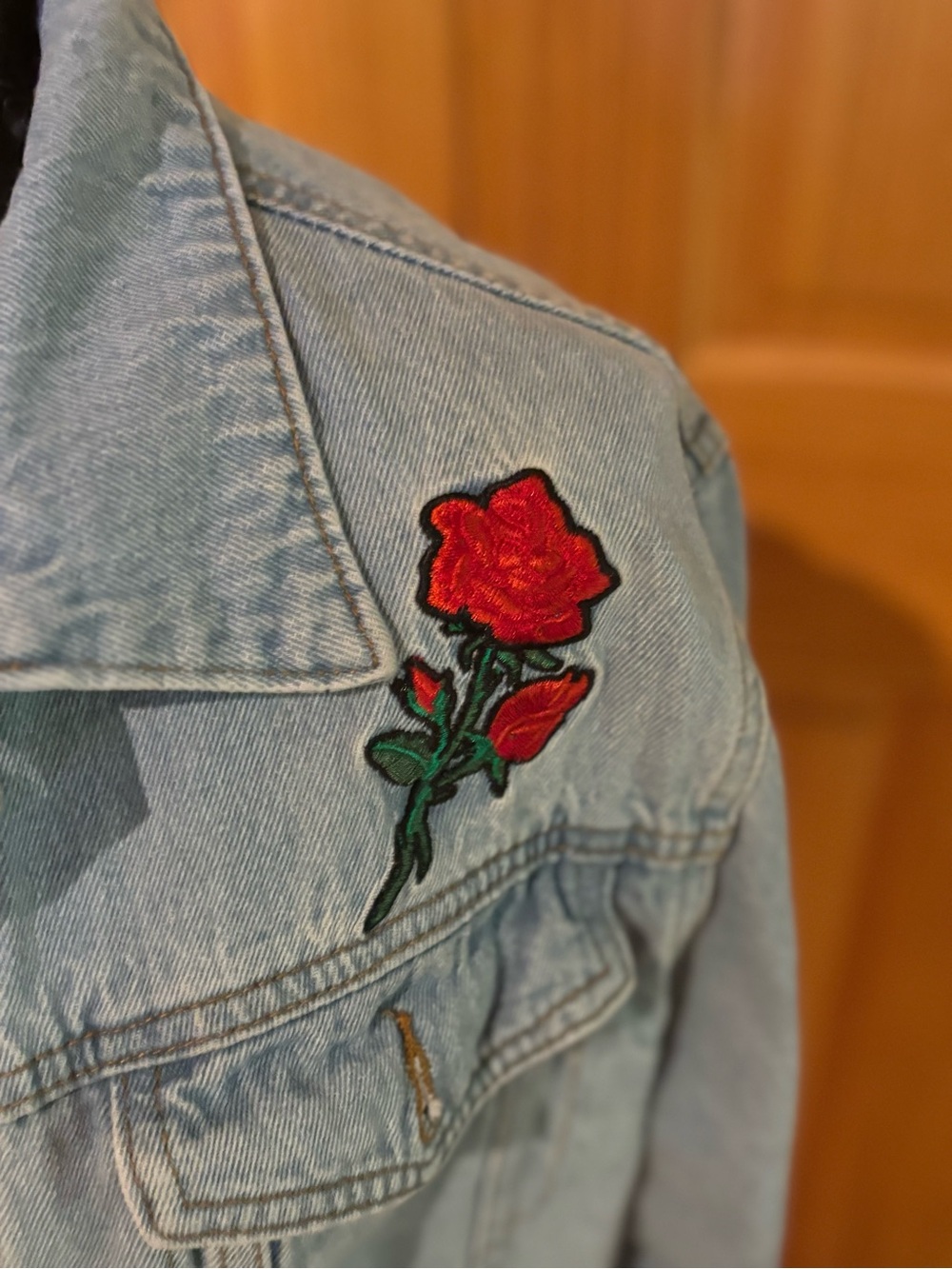 BROOKLYN CLOTH WOMENS Light Blue Embroidered Rose Denim Jacket  SIZE M - Picture 3 of 6
